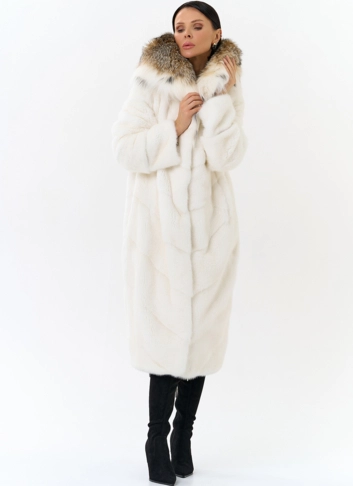 Белая шуба из норки с рысью