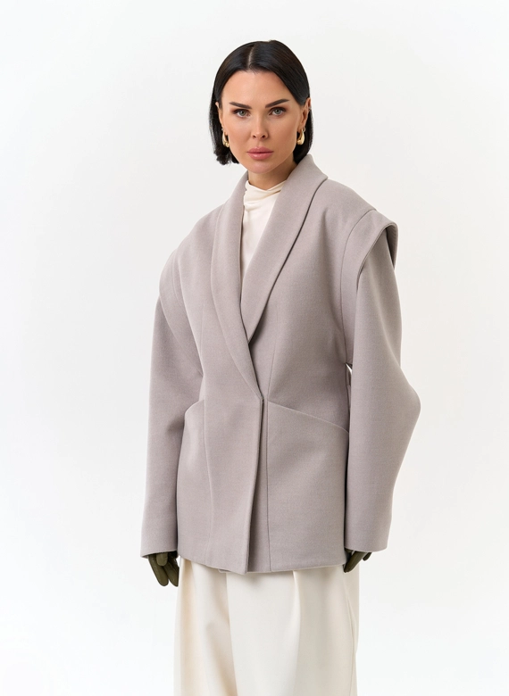 Женское укороченное пальто с акцентными плечами