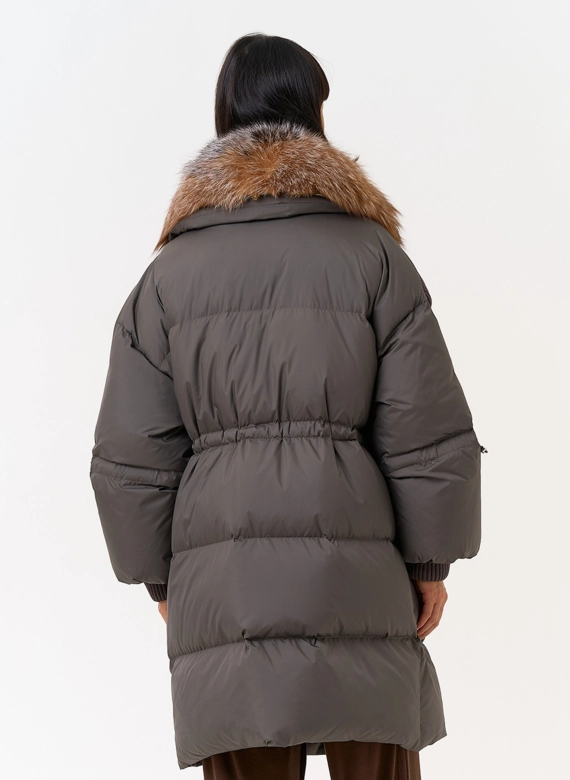 Женский пуховик с отделкой из меха лисы